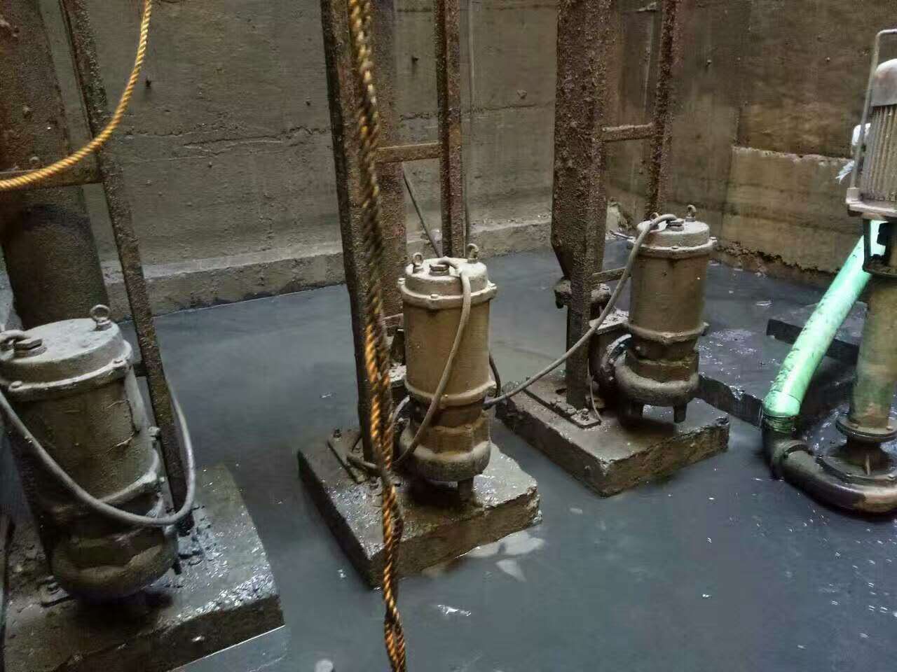 新安污水池清理