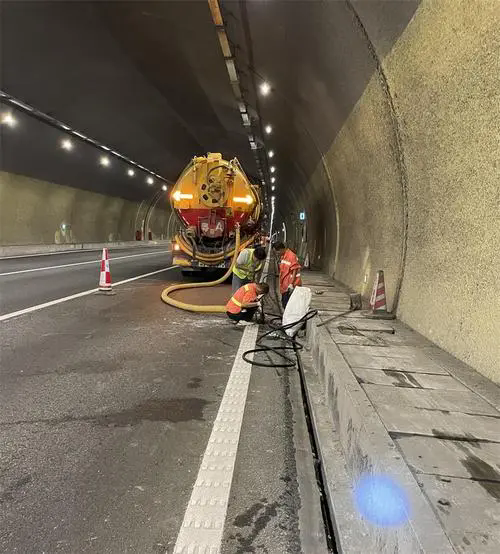 新安隧道排水渠清淤